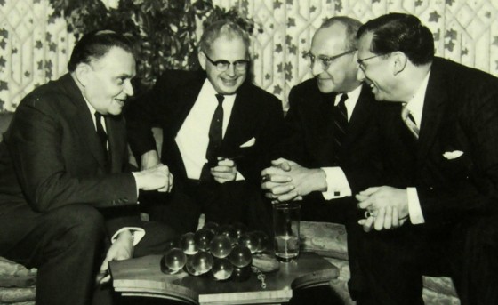 foto31cul-Castello Branco, o embaixador Lincoln Gordon, o consultor Walt Rostow e Roberto Campos que foi ministro do Planejamento em 1965402-capa-d4
